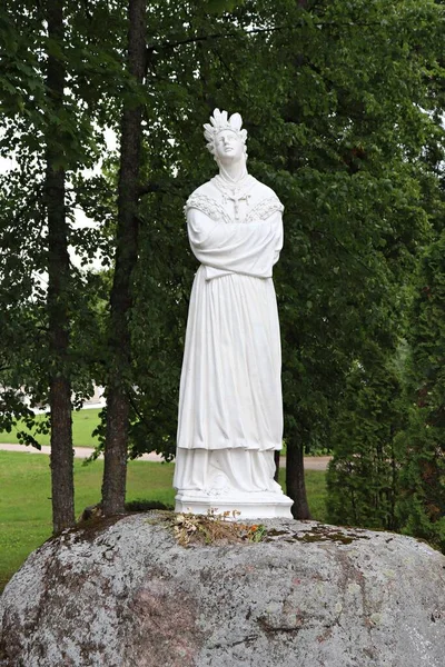 Letonya 'daki Aglona Katolik Kilisesi' nin bölgesindeki kutsal bir kadının beyaz taş heykeli. Temmuz 2019.