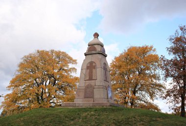Riga 'daki Lutsavsala adasının savunucularının anıtı. Letonya Ekim 2019.