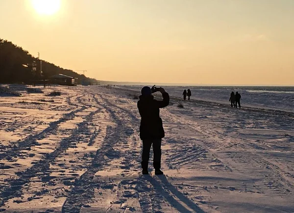 Margem Golfo Nevado Riga Uma Mulher Fotografa Pôr Sol Letónia — Fotografia de Stock