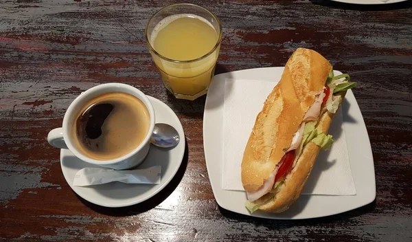 早餐时 一个有奶酪和火腿的大三明治 一杯梨汁和咖啡 — 图库照片