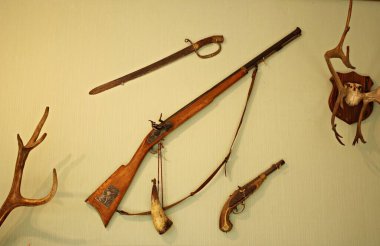 Munchausen Müzesi 'nin odalarında ilginç ve alışılmadık bir iç mekan. Saulkrasti Letonya 4 Mayıs 2019.