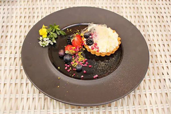 Dessert Flour Basket Filled Mashed Cottage Cheese Berrys — Stock fotografie
