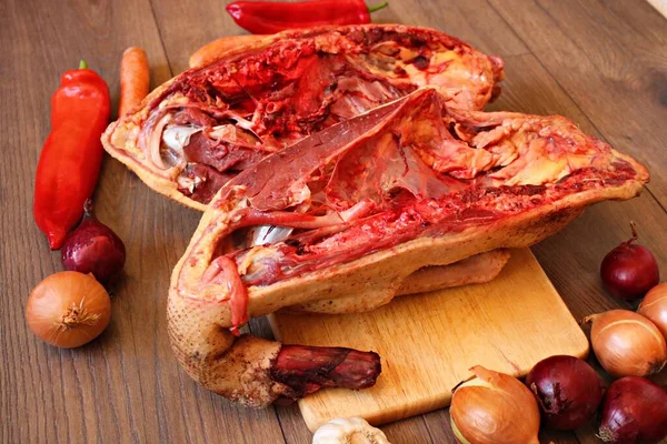 Freshly Cut Carcass Chicken Vegetables Rustic Table — ストック写真