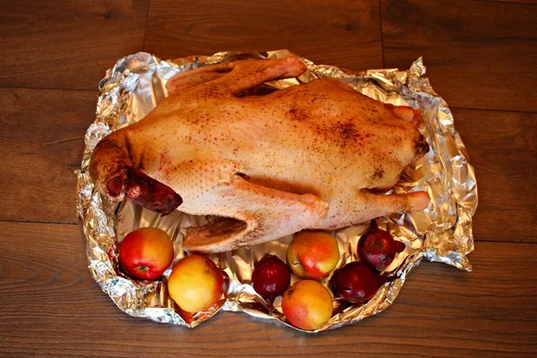 Carcasse Fraîchement Coupée Poulet Légumes Sur Une Table Rustique — Photo