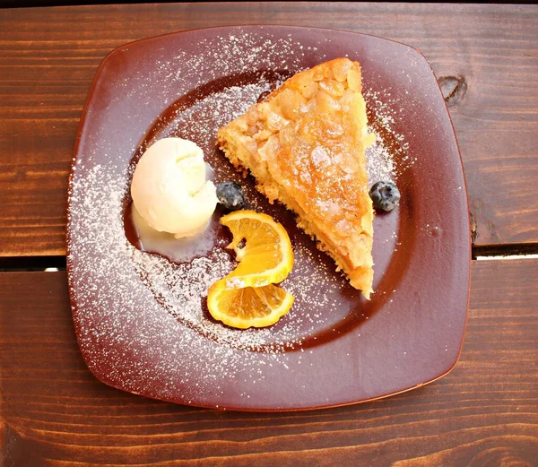 Dessert Tarte Aux Pommes Boule Crème Glacée Sur Une Assiette — Photo