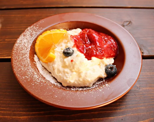 Dessert Whipped Curds Strawberry Jam Ceramic Plate — Stock fotografie