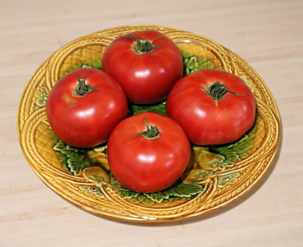 Four Ripened Red Tomatoes Ceramic Decorative Plate — стоковое фото