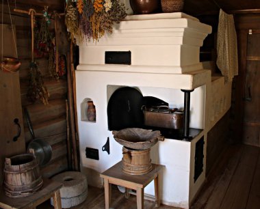 Mikhaylovskoye 'deki şair Alexander Puşkin' in müze rezervindeki eski bir köy kulübesinin içinde. Pskov bölgesi, Rusya, 21 Nisan 2019.