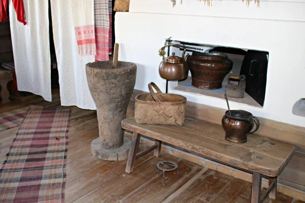 Mikhaylovskoye 'deki şair Alexander Puşkin' in müze rezervindeki eski bir köy kulübesinin içinde. Pskov bölgesi, Rusya, 21 Nisan 2019.