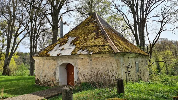 Old Small Building Moss Covered Roof Forested Area Latvian Village — Fotografia de Stock