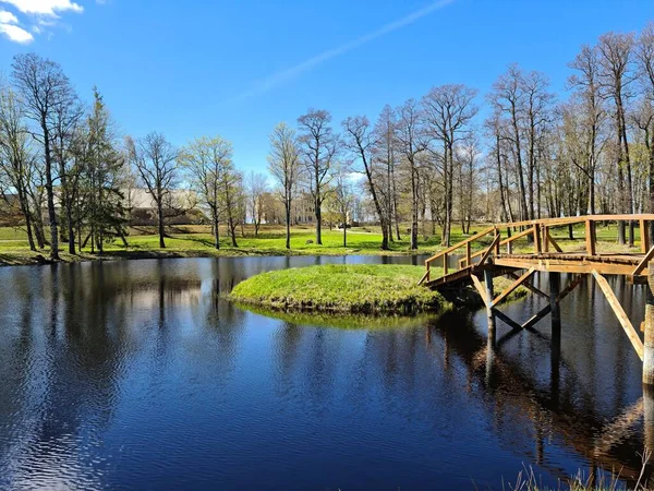 Wooden Bridge Connecting Shore Lake Small Island Warm May Day — Stockfoto