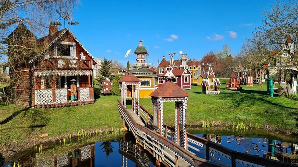 2022年4月30日 拉脱维亚Vecumnieki村不同寻常而美丽的童话屋和木雕 免版税图库照片