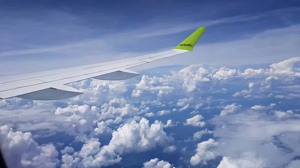 Blick Auf Den Flügel Eines Düsenflugzeugs Über Den Wolken — Stockfoto