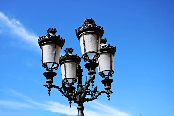 Hermoso Poste Lámpara Calle Metal Viejo Con Cuatro Lámparas Sobre — Foto de Stock