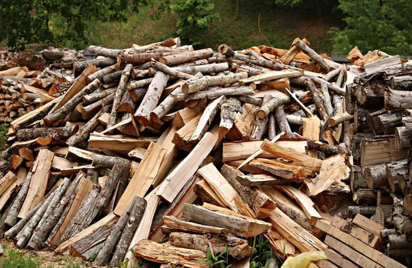 Großer Haufen Brennholz Für Die Beheizung Der Hütte Winter Vorbereitet — Stockfoto