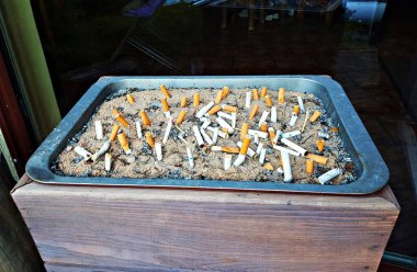 Kumdan yapılmış bir kül tablası herkesin sigara içmenin zararlarını bilmediğini gösteriyor..