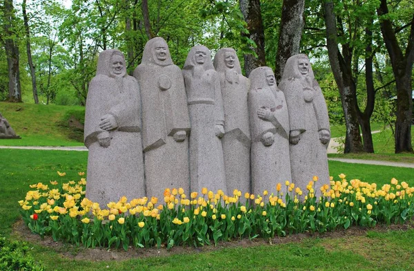 Escultura Piedra Grupo Mujeres Parque Ciudad Kuldiga Letonia Mayo 2019 — Foto de Stock