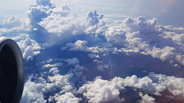 Panorama Okénka Vzduchové Vložky Hustým Mrakům Modré Oblohy Letadla — Stock fotografie