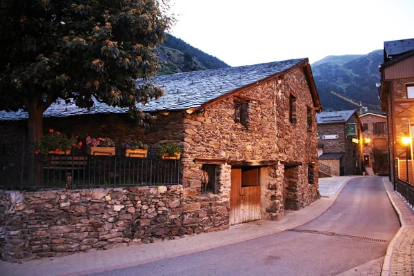 Schöne Architektur Von Gebäuden Aus Naturstein Der Stadt Soldeu Andorra — Stockfoto