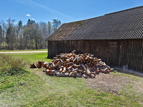 Large Pile Chopped Firewood Next Wooden Shed Outskirts Village — Stock Photo, Image