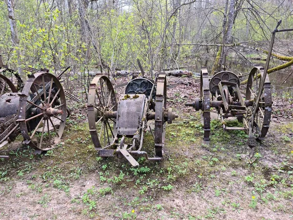 Staré Starožitné Zemědělské Stroje Připomínají Lidem Minulé Století Kdy Byly — Stock fotografie