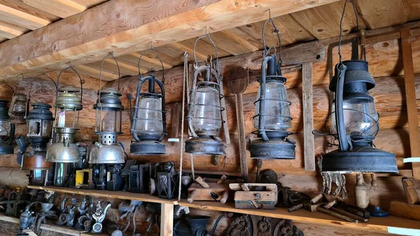Stare Lampy Naftowe Oświetlenia Pomieszczeń Zawieszone Dużym Drewnianym Belce Suficie — Zdjęcie stockowe