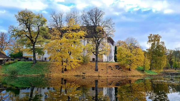 Old Castle Shore Reservoir Yellowed Leaves Trees Latvian Village Jaunpils — Fotografia de Stock
