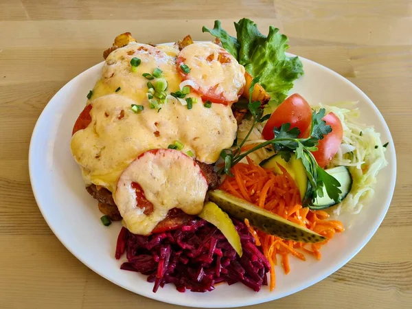 French Meat Melted Cheese Fresh Vegetable Salad White Plate — Stockfoto