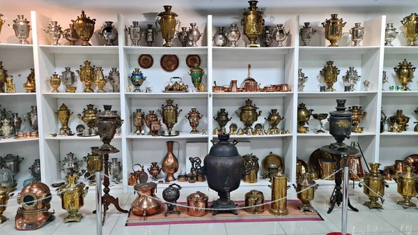 Many Old Modern Samovars Various Sizes Configurations Made Steel Copper — Fotografia de Stock