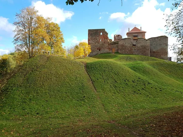 Παλιό Κάστρο Στην Κορυφή Του Λόφου Στη Λετονική Πόλη Bauska — Φωτογραφία Αρχείου