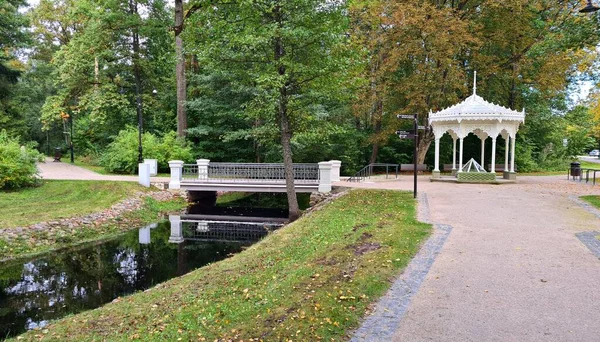 Witte Opengewerkte Houten Tuinhuisje Voor Rustende Bezoekers Van Het Stadspark — Stockfoto