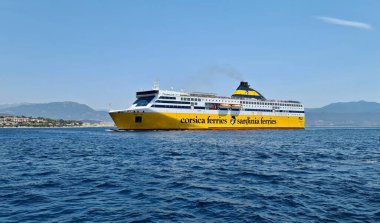 Büyük yolcu gemileri Temmuz 2022 'de Fransa' nın Ajaccio limanındaki Korsika adasına turist getirdi..