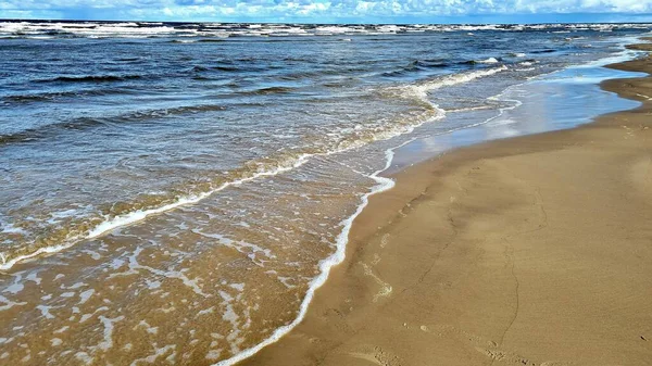 Morze Piaszczyste Brzeg Przed Błękitnym Niebem Białymi Chmurami Cumulus Letni — Zdjęcie stockowe