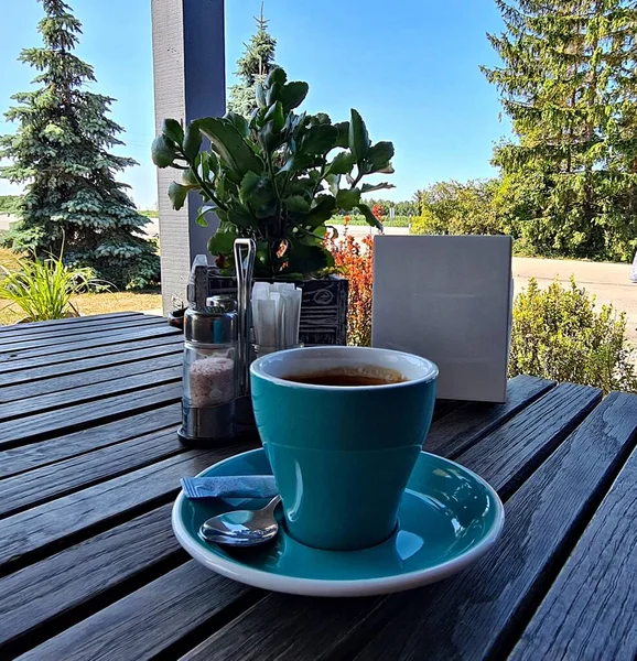 Köy Evinin Bahçesinde Bir Fincan Sade Kahve — Stok fotoğraf
