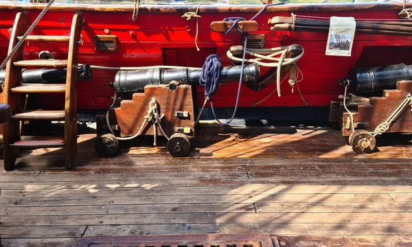 Egy Régi Hajó Ágyúja Van Rögzítve Kötelekkel Fedélzeten Vitorlás — Stock Fotó