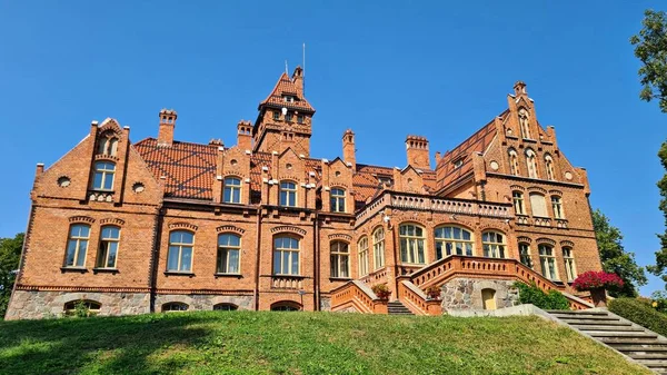 Schönes Rotes Backsteinhaus Jaunmoku Lettland Einem Klaren Sonnigen Sommertag 2022 — Stockfoto