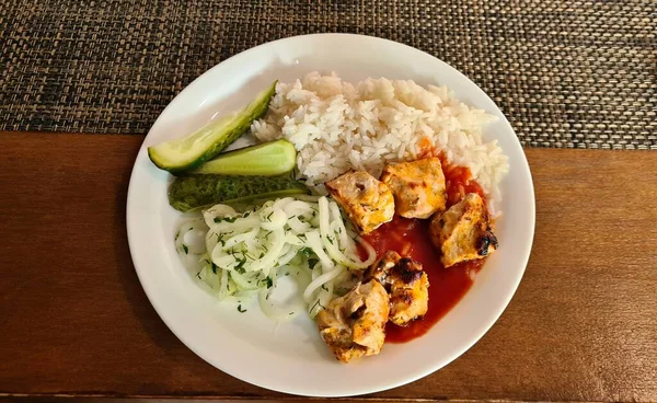 Kızarmış tavuk eti ve haşlanmış pirinç öğle yemeği için pişirilir..