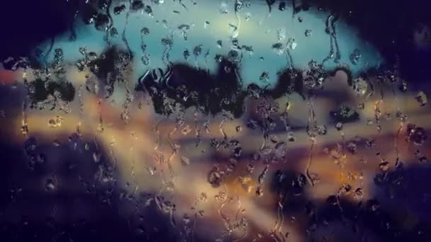 Gotas de lluvia gotean lentamente por el cristal de la ventana. — Vídeo de stock