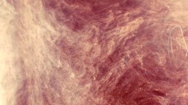 Siyah arkaplanda renkli toz, yavaş çekimde tepeden tırnağa yerel olarak düşüyor.