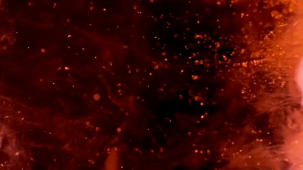 Цветная пыль на черном фоне, падающая сверху вниз в замедленной съемке — стоковое видео