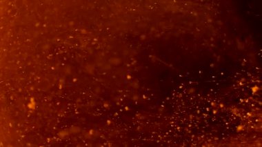 Siyah arkaplanda renkli toz, yavaş çekimde tepeden tırnağa yerel olarak düşüyor.