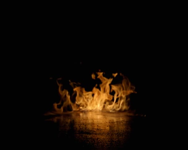 Línguas de chama ardente brilhando em diferentes direções. — Vídeo de Stock