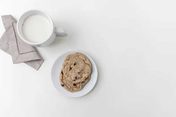 Biscotti e vetro di composizione del latte isolati sullo sfondo bianco — Foto Stock