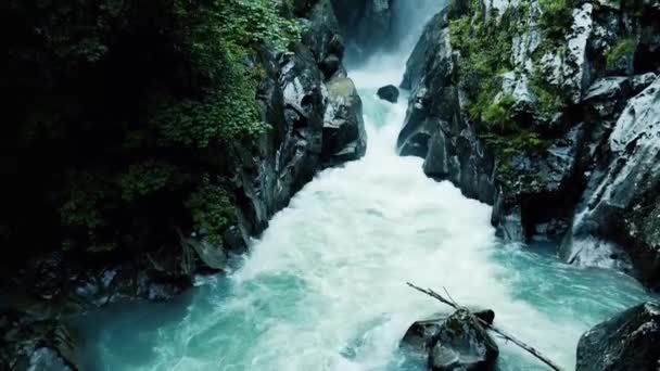 Cachoeira, vista superior, voando em um drone — Vídeo de Stock