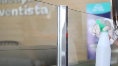 Bardağı bir bezle sil. Hijyen. Eldivenli el