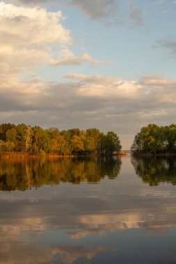 Yeşil ağaçlar orman nehri bir sürü temiz su Ukrayna 'nın gökyüzündeki güzel bulutları boyar.