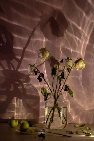 Buquê Rosas Limp Belas Sombras Mistério Atmosférico Água — Fotografia de Stock