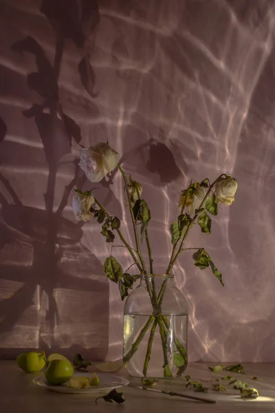 Bouquet Limp Roses Beautiful Shadows Water Atmospheric Mystery — Foto Stock