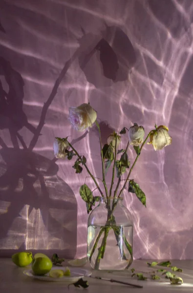 Bouquet Limp Roses Beautiful Shadows Water Atmospheric Mystery — Stockfoto