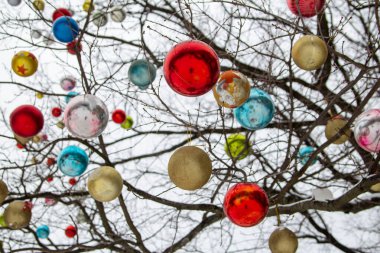 Pencerede asılı Noel ağacı ışıkları.